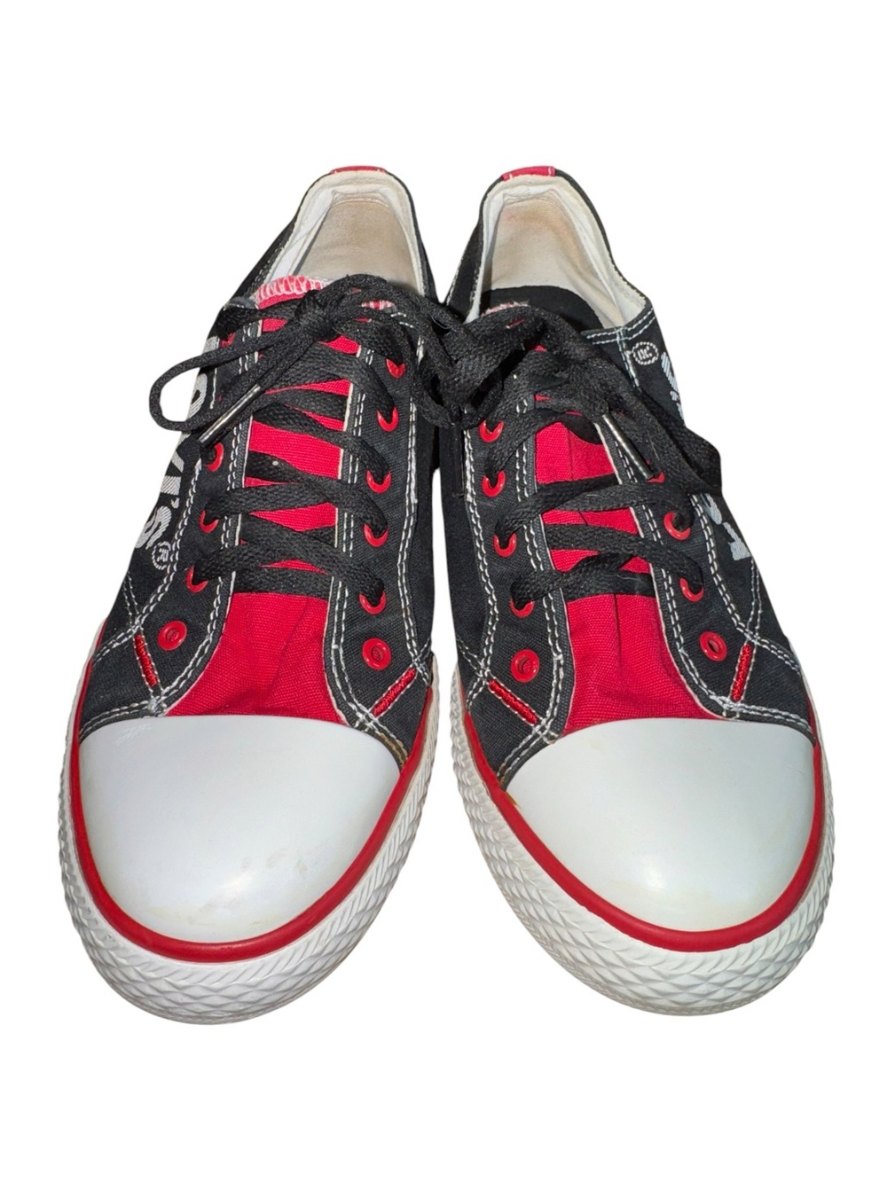 Levi’s Kids Size 6 Sneakers (10.5” X 3.5”) Canvas Upper Rubber sole EUC Red/Blk